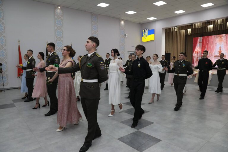 Культура стає опорою війська – у Станишівці відбувся благодійний бал до Дня Соборності України