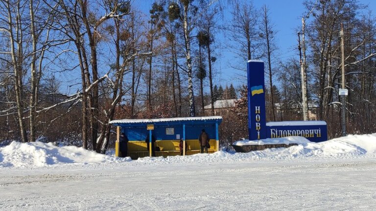 Жителі багатоквартирних будинків у частині селища Нові Білокоровичі Коростенського району повідомляють про початок зливу води з систем опалення через неможливість запустити тепло у штатному режимі