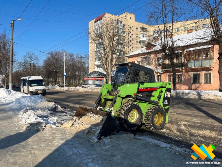 Проблема очищених зупинок — зледеніння, але комунальні служби працюють у посиленому режимі