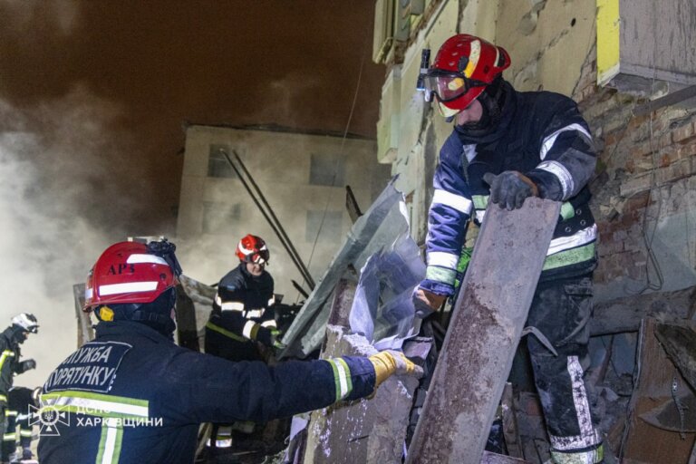 Харків: з-під завалів зруйнованого будинку рятувальники вилучили тіло загиблої дитини