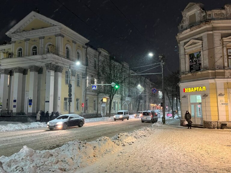Через прогнозовані снігопади водіїв просять не паркуватися на дорога, що заважає роботі снігоприбиральної техніки