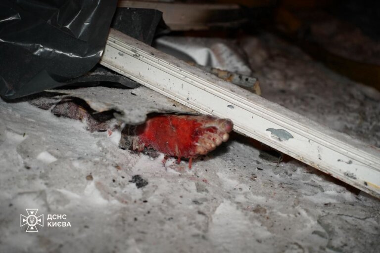 У Києві внаслідок нічної атаки загинуло 4 людей, ще 22 постраждали, серед них п’ятеро рятувальників