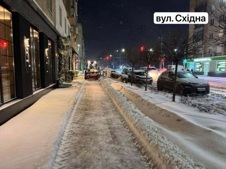 Під час протиожеледної обробки та розчищення доріг і тротуарів від снігу першочергово очищають та обробляють протиожеледними засобами головні магістралі, мости, спуски і підйоми