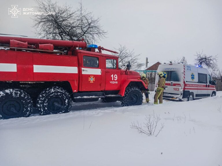 Вже третю добу підрозділи ДСНС Житомирщини працюють у посиленому режимі через складні погодні умови