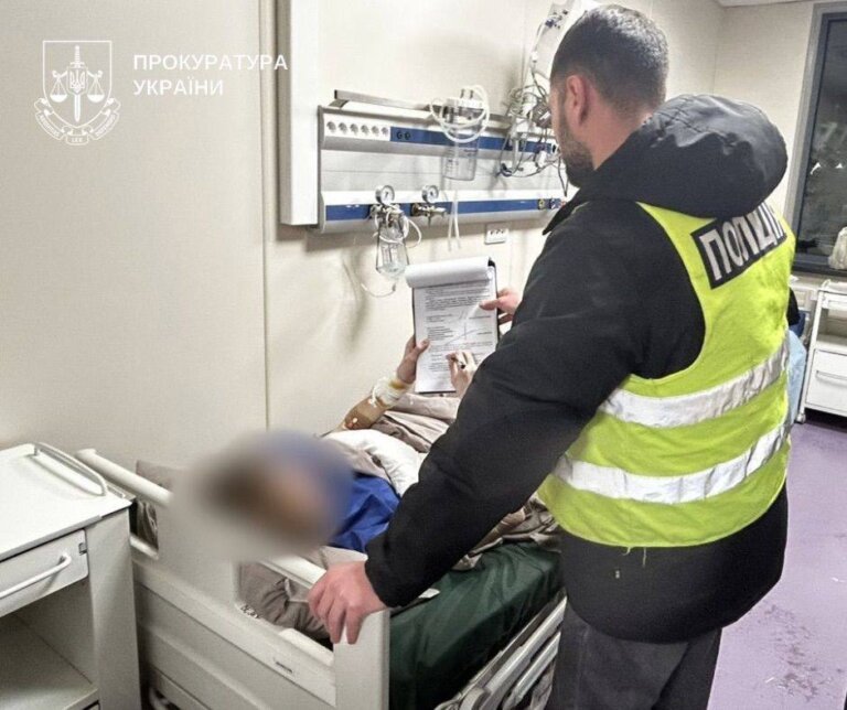 Підлітку, який у Києві з ножем напав на вчительку та однокласника, повідомлено про підозру у замаху на життя двох людей