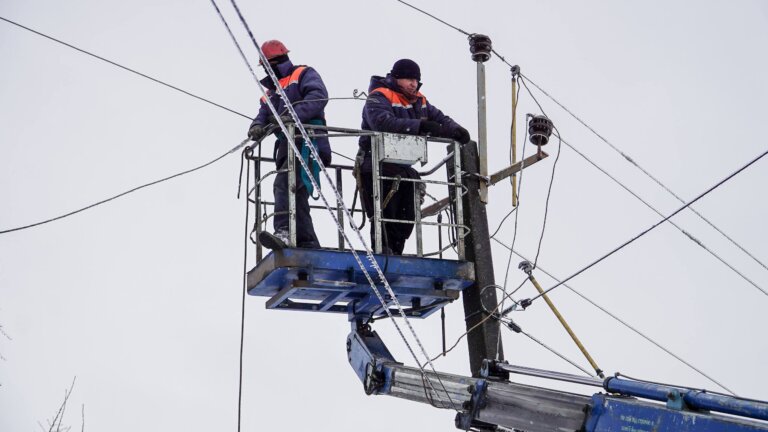 На Житомирщині відновлено електропостачання для понад 21 000 абонентів, які залишилися без світла внаслідок ворожих атак