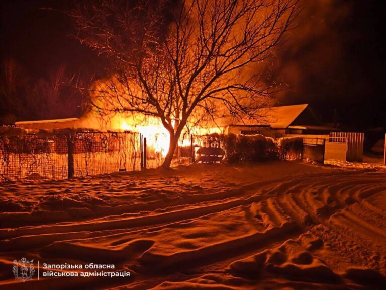 У Запоріжжі внаслідок удару РФ сталася пожежа: горить прибудинкова територія, — ОВА