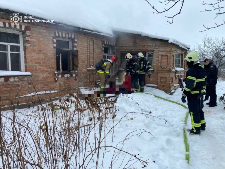 Під час гасіння пожежі в житловому будинку рятувальники виявили тіла двох людей