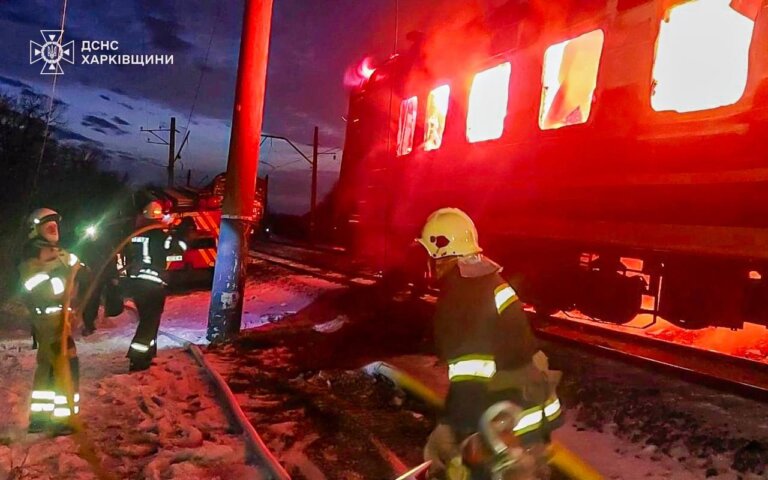 На Харківщині пасажирський поїзд потрапив під ворожий удар