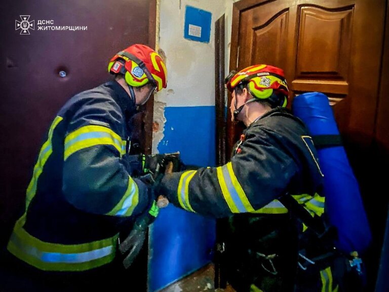 У Житомирі рятувальники відкрили двері квартири, де перебували дві жінки, які попередньо, потребували допомоги