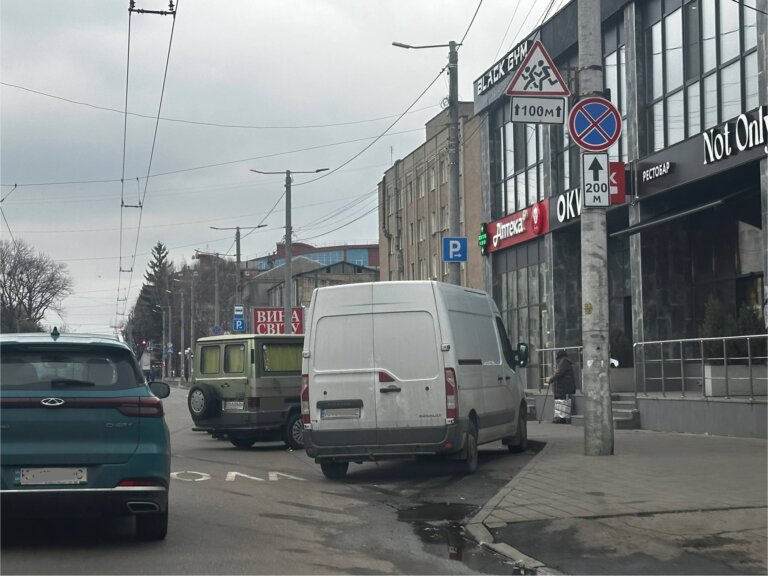 Смуга руху стала парковкою для ТЦ