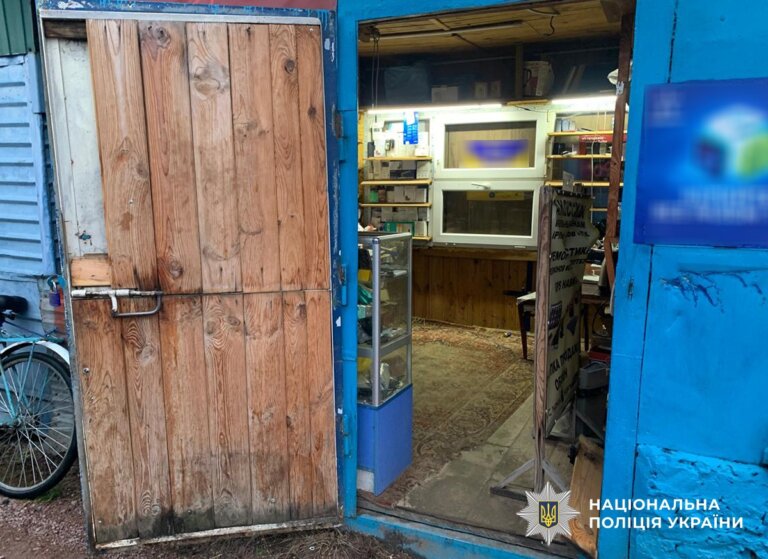 Поліцейські завершили розслідування крадіжки з крамниці в Черняхові