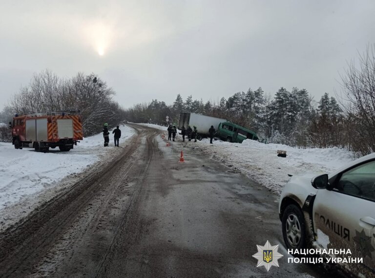 У Бердичівському районі в ДТП травмовано чотирьох людей: поліцейські розпочали розслідування