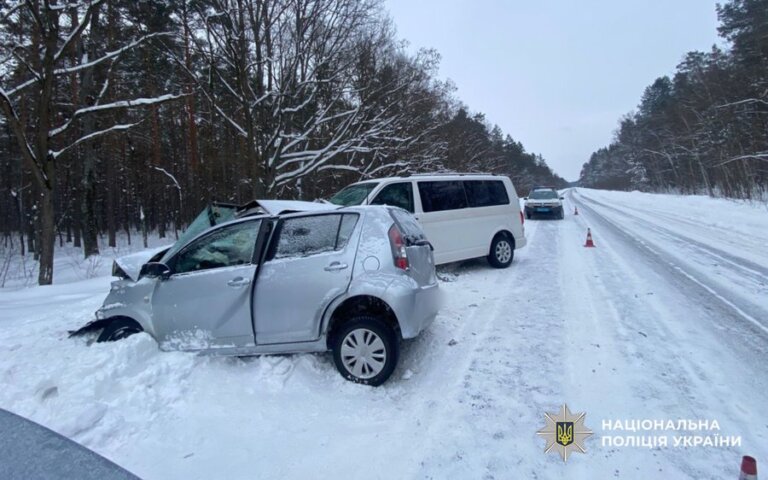 Троє людей травмувалися внаслідок зіткнення двох авто на Житомирщині