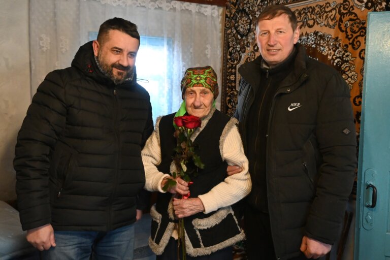 Людина праці й великого серця: у Кашперівці вшанували 90-річну ювілярку