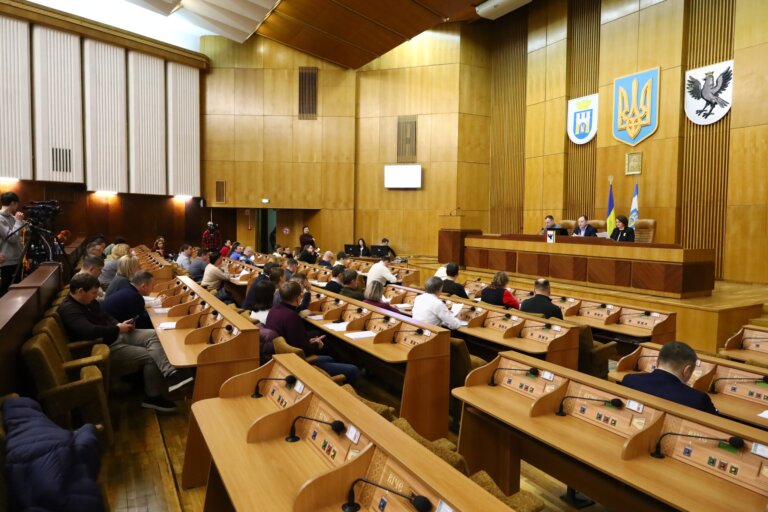 Івано-Франківська міська рада прийняла звернення щодо призупинення реорганізації закладів загальної середньої освіти. Коли Житомир скаже своє слово ?