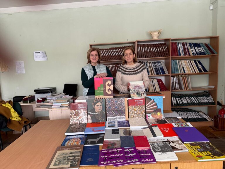 Діліться книгами і почуттями !