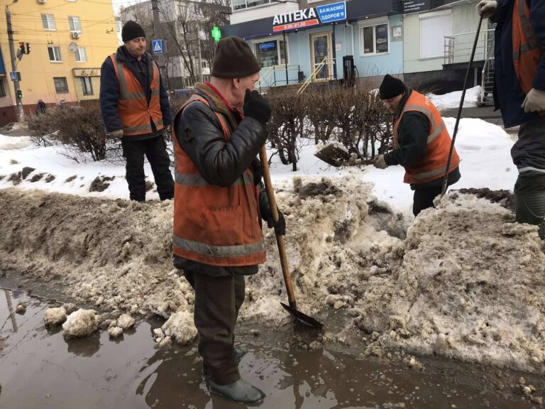 Щоб вулиці не перетворилися на ріки: у місті очищають зливоприймальні решітки
