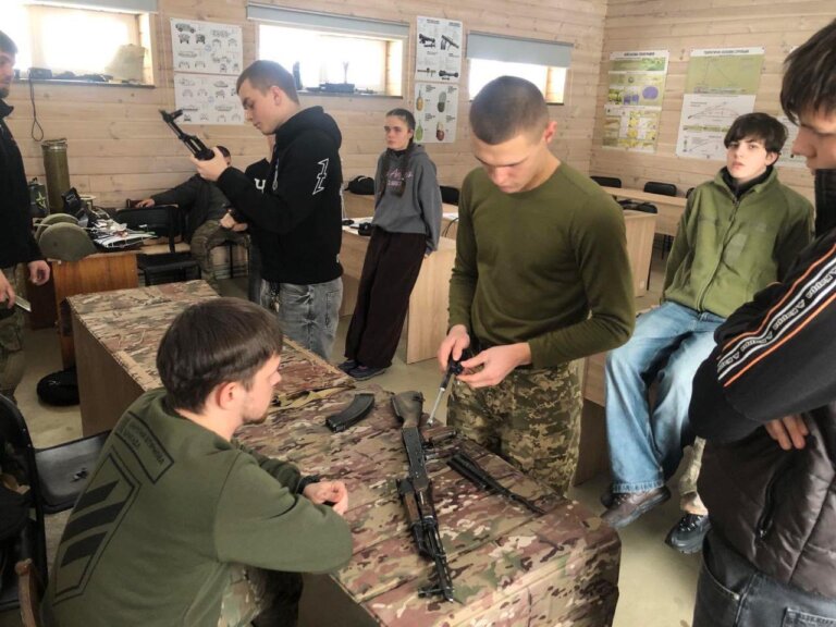 Десятикласники Житомира проходять практичний етап курсу «Захист України»
