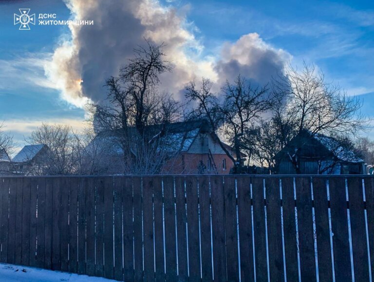 Сьогодні зранку у с. Луки Коростенського району рятувальники ліквідували загоряння в житловому будинку