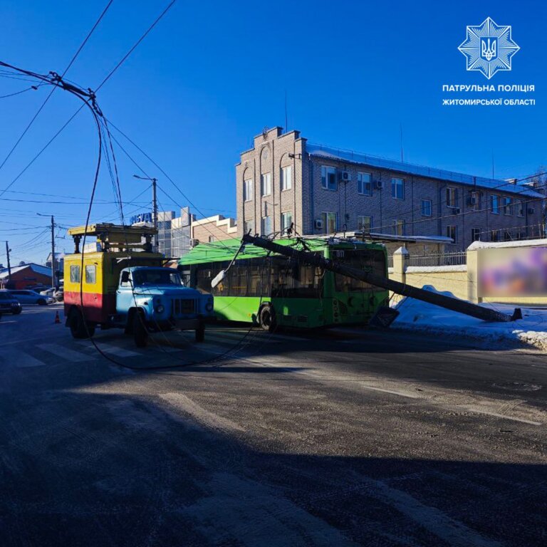На вулиці Покровській (поблизу сінного ринку) вкапала електроопора, тимчасово рух перекрито в обох напрямках