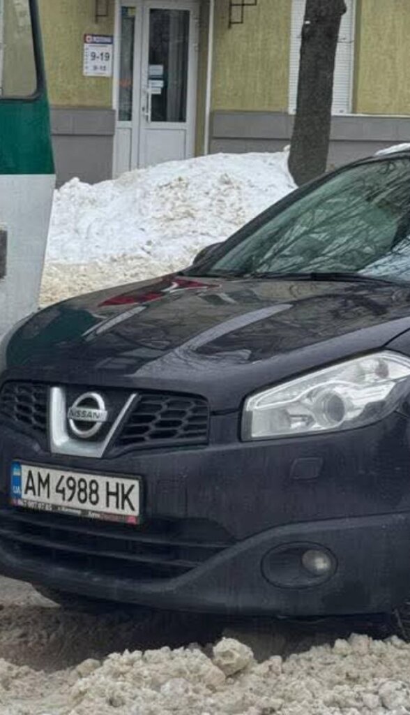 11 лютого близько 10:54 через неправильно припаркований Nissan на майдані Перемоги рух трамваїв було обмежено