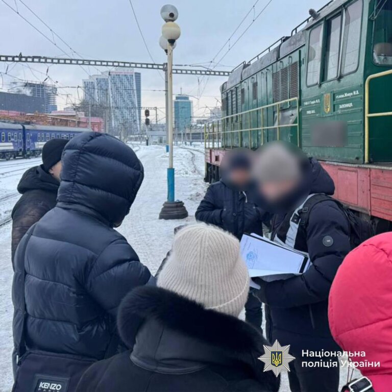 Викрили машиніста та працівників локомотивного депо, які крали пальне з тепловозів: обшуки були й у Житомирській області