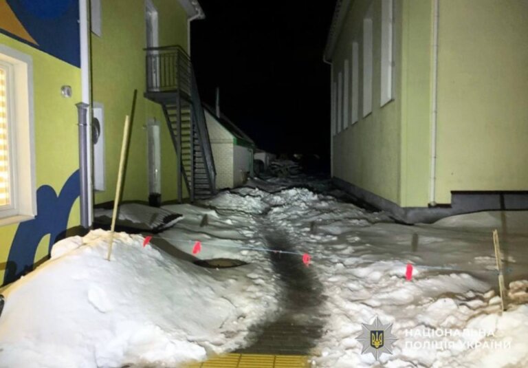 У Житомирському районі через падіння снігу з даху дитсадка травмовано дитину: поліція проводить розслідування