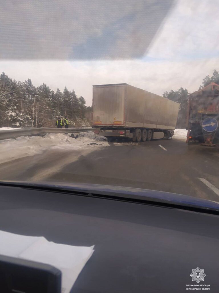 До уваги водіїв! Житомирська область: На 100 км автодороги М-06 Київ — Чоп, поблизу села Новогородецьке, відбулася ДТП
