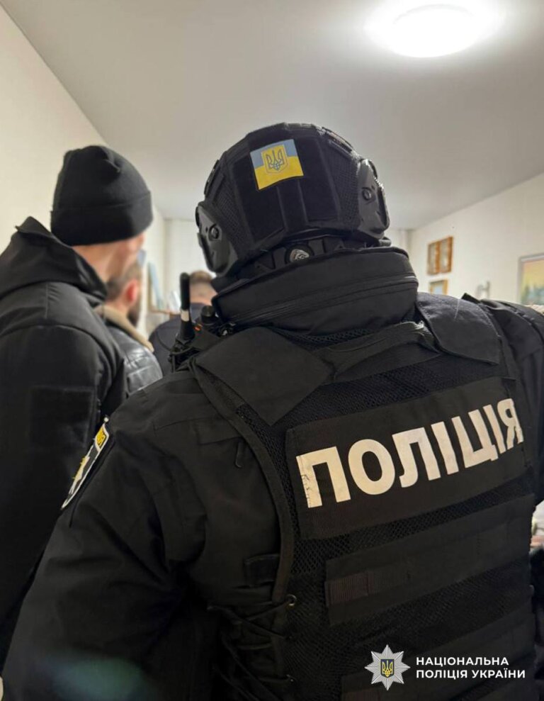 У Бердичеві слідчі повідомили про підозру містянину, який травмував поліцейського та пошкодив службові автомобілі