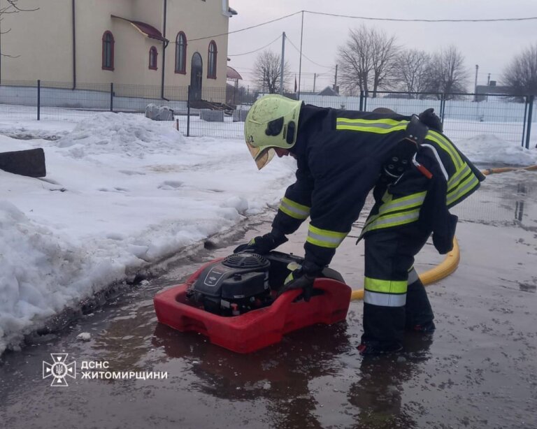 Вчора в місті Овруч рятувальники ліквідовували наслідки підтоплення на прибудинковій території