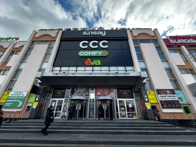 Торговий центр на базарі поглинається рекламою