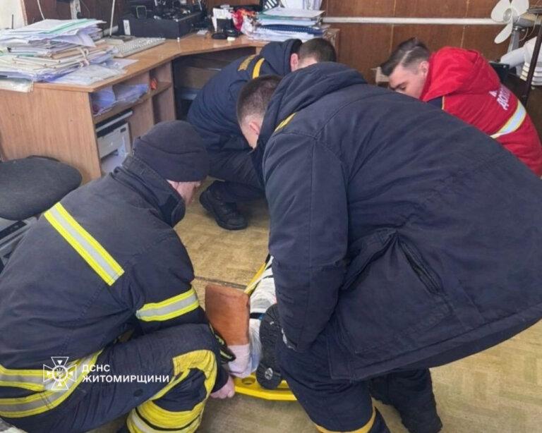 Рятувальники допомогли медикам транспортувати травмованого чоловіка до швидкої