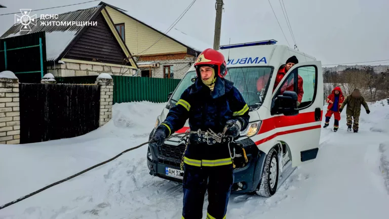 Рятувальники області буксирували «швидкі» на засніжених автошляхах