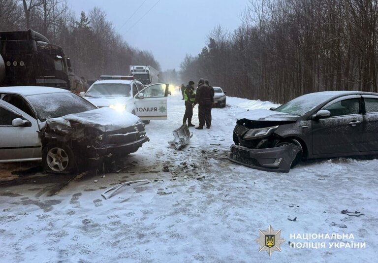 Неподалік Житомира в ДТП травмовано двох пасажирок легковиків: поліція розпочала розслідування