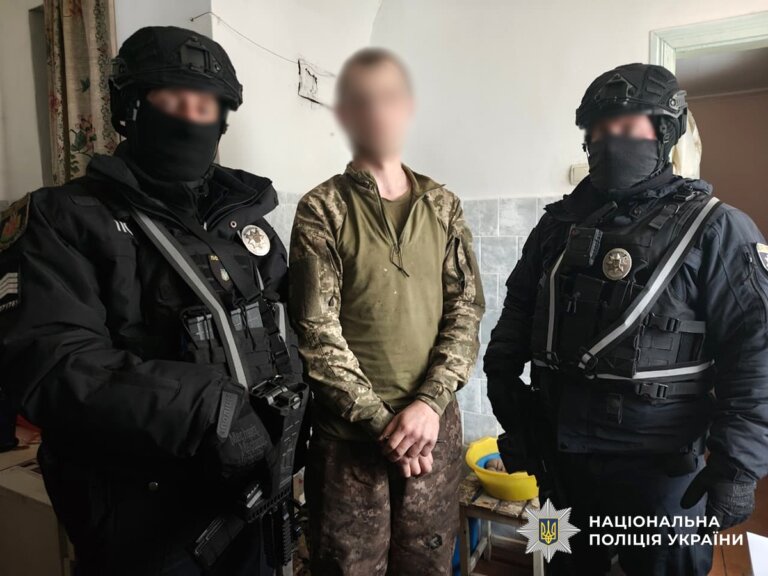 Поліцейські Житомирщини викрили чоловіка, причетного до державної зради та незаконного збуту боєприпасів