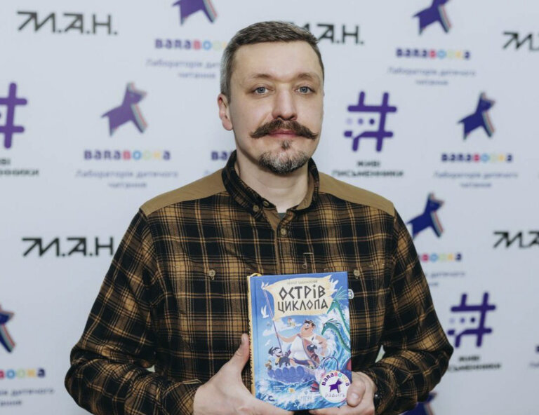 Викладач із Житомира Леонід Закалюжний представив книжку, що стала «Дебютом року» в Україні