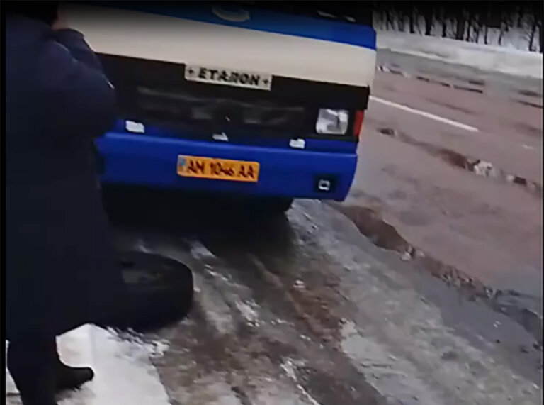 За що відповідає Житомирська обласна військова адміністрація? – Ні за що не відповідає! Під час руху в автобуса просто відвалилося колесо!