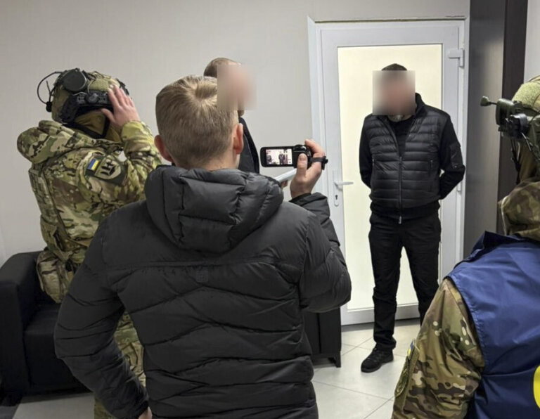 СБУ затримала Командувача логістики Командування Повітряних Сил ЗСУ полковника Андрія Українця та начальника Управління СБУ в Житомирській області полковника Володимира Компаниченка на хабарі 320 тисяч доларів