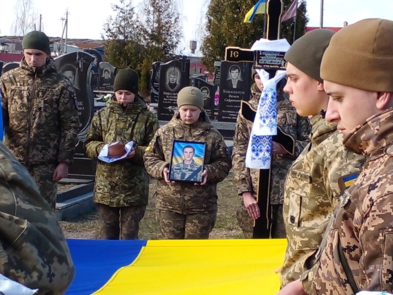 Жителі села Сонячного на колінах провели в останню дорогу односельчанина, мужнього воїна, справжнього Героя – ІВАНОВА Юрія Петровича