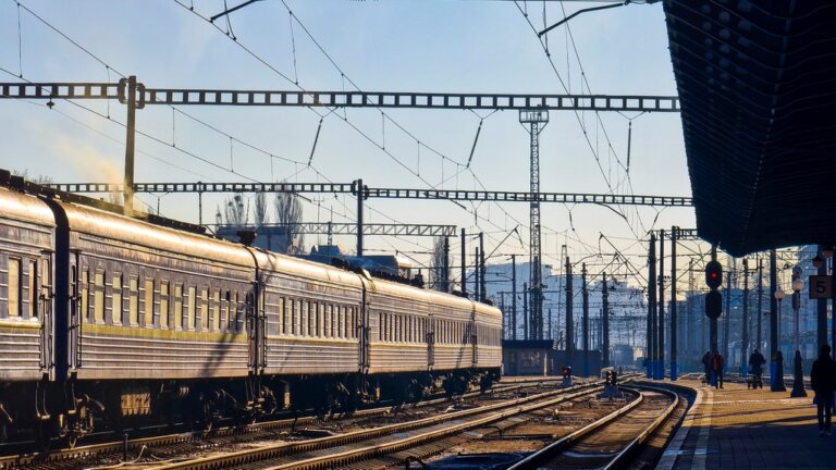 Через російські обстріли Урзалізниця повідомила про зміни в русі приміських поїздів, зокрема і на Житомирщині
