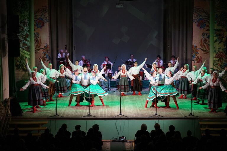 Весна на біс: «Льонок» знову зігрів серця житомирян у філармонії