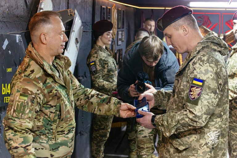 Головнокомандувач Збройних Сил України генерал Олександр Сирський нагородив військовослужбовця з Житомирщини