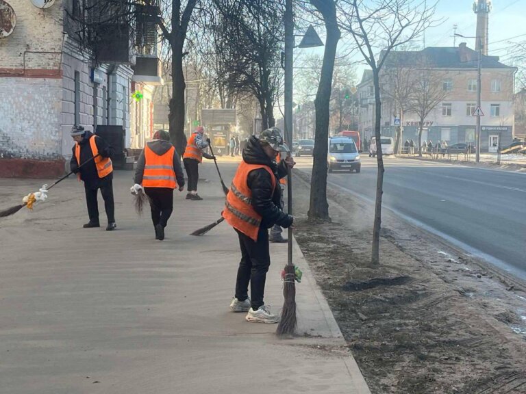 На вулицях Житомира прибирають узбіччя після зими