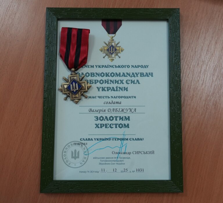 «Золотий хрест» для героя: нагороду зниклого безвісти воїна передали його родині
