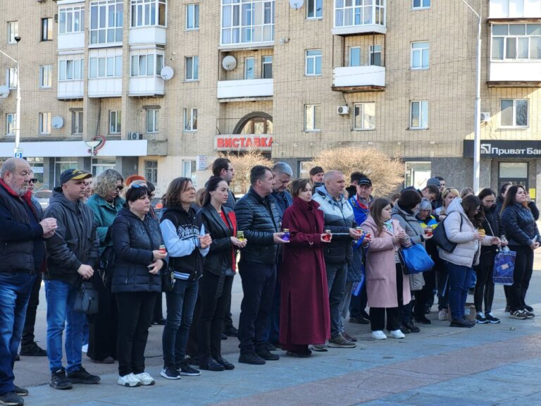 Житомиряни вшанували пам’ять загиблих під час удару по драмтеатру в Маріуполі