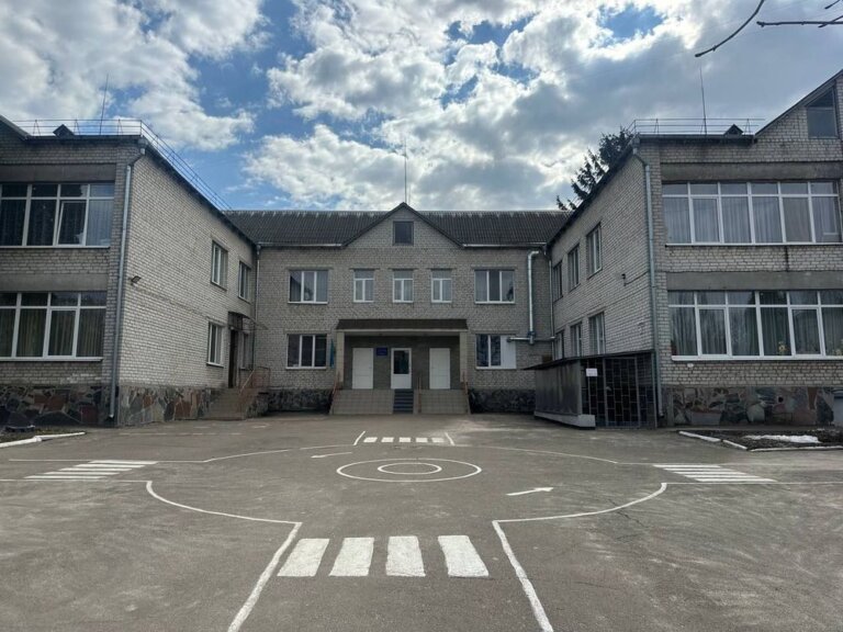 В закладі дошкільної освіти №49 сталася неприпустима ситуація — під час освітнього процесу двоє вихованок самовільно залишили територію садочка та певний час перебували поза межами закладу