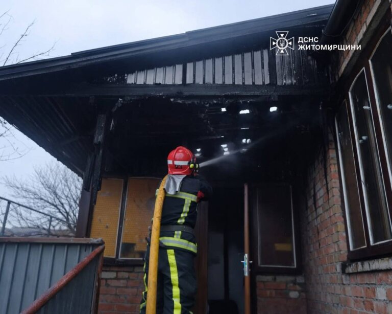 Сьогодні вранці вогнеборці гасили пожежу на території приватного домогосподарства у селищі Черняхів