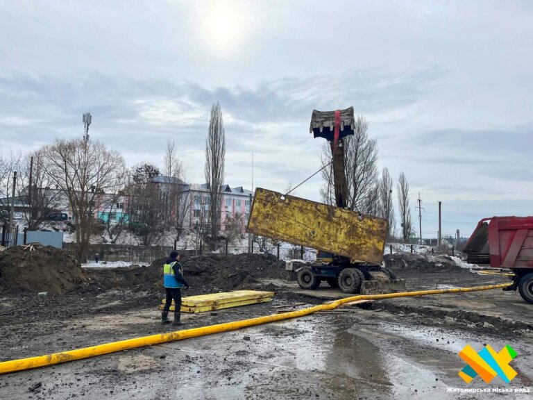 КП «Житомирводоканал»: Працівники водоканалу здійснюють заміну аварійної магістральної труби на Польовій