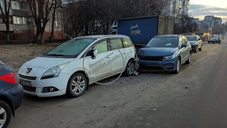 Нетверезий водій протаранив п’ять припаркованих авто на Шевченка, – соцмережі. ФОТО
